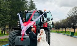 Afşinli çift, traktörü "gelin arabası" yaptı