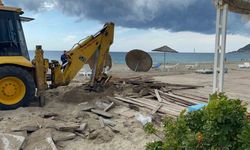 Alanya’da ‘Tek Tip Sahil Büfesi Projesi Kapsamında’ eski büfeler yıkıldı