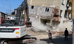 Kahramanmaraş'ta Ağır Hasarlı Binaların Yıkımı Sürüyor
