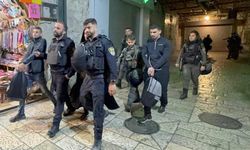İsrail güçleri ibadet edenlere saldırdı, Filistinli gençleri tutukladı