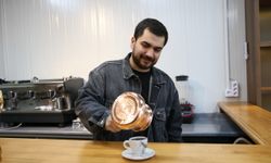 Depremde ölen ağabeyiyle oluşturduğu kahve markasını prefabrik çarşıda yaşatıyor