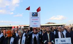 Isparta'da üniversite öğrencileri, mezuniyet töreninde İsrail'e pankartlarla tepki gösterdi