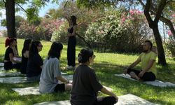 Kumluca'da üniversite öğrencilerine yoga eğitimi