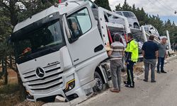 Burdur’da araba yüklü tır şarampole dalarak toprak zemine saplandı