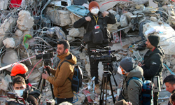 Deprem bölgesindeki gazetecilerin sorunları masaya yatırıldı!