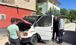 Afşin'de Minibüsün Motor Kısmında Çıkan Yangın Söndürüldü