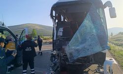 Yolcu otobüsü ile kamyonet çarpıştı: 17 yaralı