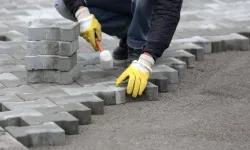 DEKORATİF PARKE VE BETON BORDÜR TAŞI İLE KALDIRIM YAPIM İŞLERİ YAPTIRILACAKTIR