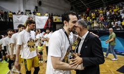 Basketbolda Süper Lig'e yükselen Mersin Büyükşehir Belediyesi kupasını aldı