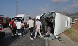 Mersin'de 2 servis aracı ve otomobilin karıştığı kazada 2 kişi öldü, 35 kişi yaralandı