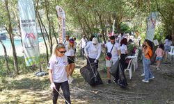 Çamlıyayla Karageçit’te gönüllerle birlikte çevre temizliği yapıldı