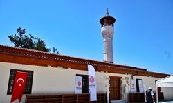 Depremde hasar gören 534 yıllık cami ibadete açıldı