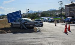 Erçene Kavşağı’nda Trafik Kazası: 3 Yaralı