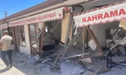 Kahramanmaraş'ta Lastiği Patlayan Otomobil 3 İşyerine Girdi