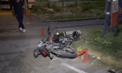 Yüreğir'de "dur" ihtarına uymayan motosikletteki 2 kişi kaza yapınca yakalandı