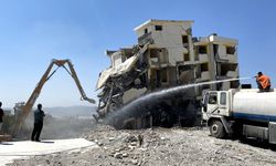 Depremin merkez üssü Kahramanmaraş'ta ağır hasarlı binaların yıkımı sürüyor