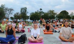 Antalya’nın dünyaca ünlü Konyaaltı sahilinde yoga yaptılar