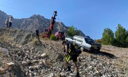 El freni çekilmeyen park halindeki otomobil baraj gölüne düştü