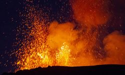 İtalya'da Etna Yanardağı yine lav püskürttü