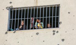 İsrail'in saldırılarından kaçan Filistinlilerin sığınağı "hapishane" oldu