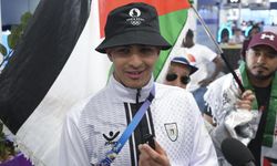 Filistinli sporcular bayraklarını dalgalandırmak için Paris'te