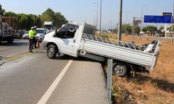 Antalya'da geri gelen kamyonete çarpan otomobildeki sürücü öldü