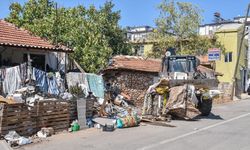 Antalya'da kötü kokuların yayıldığı 2 evin bahçesinden 12 kamyon çöp çıktı