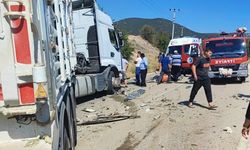 Adana'da otomobilin evin önünde oturanlara çarpması sonucu 1 çocuk öldü, 3 kişi yaralandı