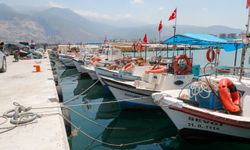 Hatay Valisi Mustafa Masatlı, İskenderun Balıkçı Barınağı'nda incelemelerde bulundu