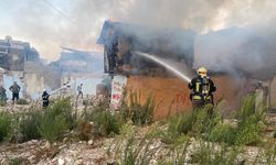 Hatay'da 2 katlı boş binada çıkan yangın söndürüldü