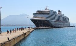 Hollanda bayraklı "Oosterdam" kruvaziyeri Alanya Limanı'na demirledi