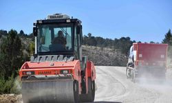 Silifke’de çiftçilerin kullandığı yollar yenileniyor