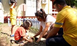 Tarsus’ta çocuklar fidan dikti