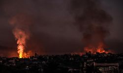 Soykırımcı İsrail'in Gazze'ye gece boyunca devam eden saldırılarında en az 21 Filistinli öldü