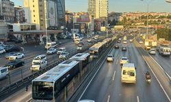 Beylikdüzü-Söğütlüçeşme seferini yapan metrobüsün lastiği fırladı