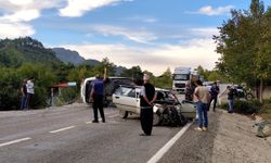 Adana'da iki otomobilin çarpıştığı kazada 1'i bebek 4 kişi yaralandı