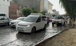 Adana'da sağanak ve şiddetli rüzgar hayatı olumsuz etkiledi