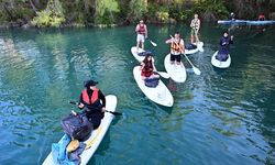 Antalya'da gençler kürek sörfüyle baraj gölünü temizledi