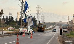 Hatay'da damperi açık unutulan tır, trafik levhalarını devirdi