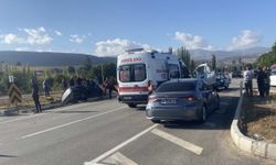 Isparta'da çarpışan iki otomobildeki 6 kişi yaralandı