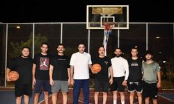 Belediye başkanı ve milletvekili, gençlerle basketbol oynadı