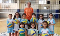 Minik voleybol yıldızları Kepez’de yetişiyor