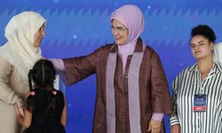 Emine Erdoğan, koruyucu aileler ve çocuklarıyla buluştu