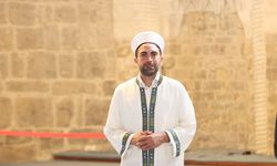 Antalya'da imam görev yaptığı tarihi camiyi turistlere 4 dilde anlatıyor