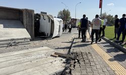 Kahramanmaraş'ta beton blok yüklü tır devrildi