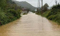 Bartın'da dere taştı, karayolu ulaşıma kapandı