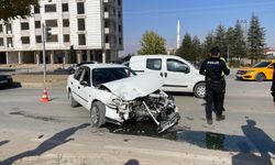 Afşinbey Caddesi'nde Kaza: 2 Yaralı