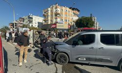 Antalya'da minibüs ile hafif ticari aracın çarpıştığı kazada 3 kişi yaralandı