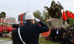 Antalya’da Atatürk için karada ve denizde saygı duruşu