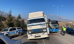 Burdur'da halk otobüsünün kamyon ve polis aracına çarpması sonucu 6 kişi yaralandı